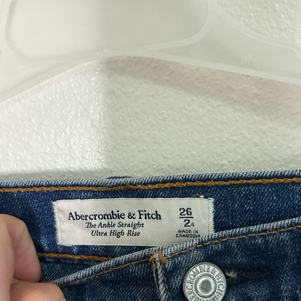 Abercrombie and Fitch Ultra High Rise ankle straight distressed jeans - Picture 4 of 5
